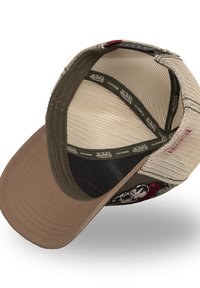 Gorra marrón y beige con visera curva, lados de malla y un diseño bordado que presenta una calavera y llamas. Etiquetas interiores visibles.