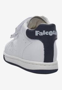 Bílé kožené tenisky s námořnickou modrou patou, na které je vyznačeno logo "FalcOtto". Zapínání na suchý zip, zaoblená špička a texturovaná gumová podešev.