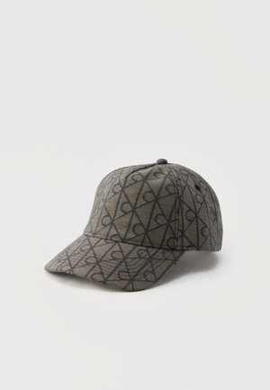 Casquette de baseball grise avec un motif géométrique noir sur toute la surface et une visière légèrement incurvée, présentée sur un fond blanc.