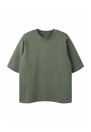 T-shirt vert olive à manches courtes, col rond, coupe décontractée et design uni sur fond blanc.