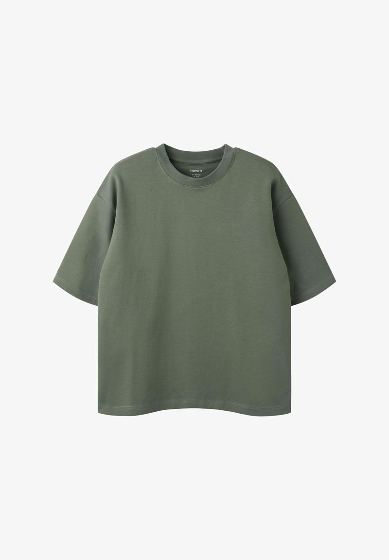 T-shirt vert olive à manches courtes, col rond, coupe décontractée et design uni sur fond blanc.