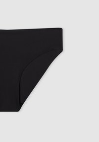 Parte inferiore del bikini nera con un design a vita alta, texture liscia e cuciture laterali curve per un look aderente. Nessun hardware o motivo visibile.