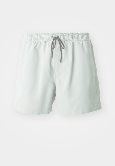 Svetlozelené plavkové šortky s elastickým pásom, nastaviteľnou šnúrkou a bočnými vreckami. Hladká textúra, dĺžka nad kolená.