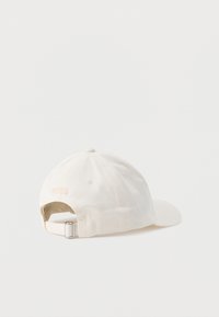 Λευκό καπελάκι μπέιζμπολ από βαμβάκι, με καμπυλωτό γείσο, ρυθμιζόμενο λουράκι στο πίσω μέρος και το κέντημα «BOSS» σε ανοιχτό ροζ χρώμα.