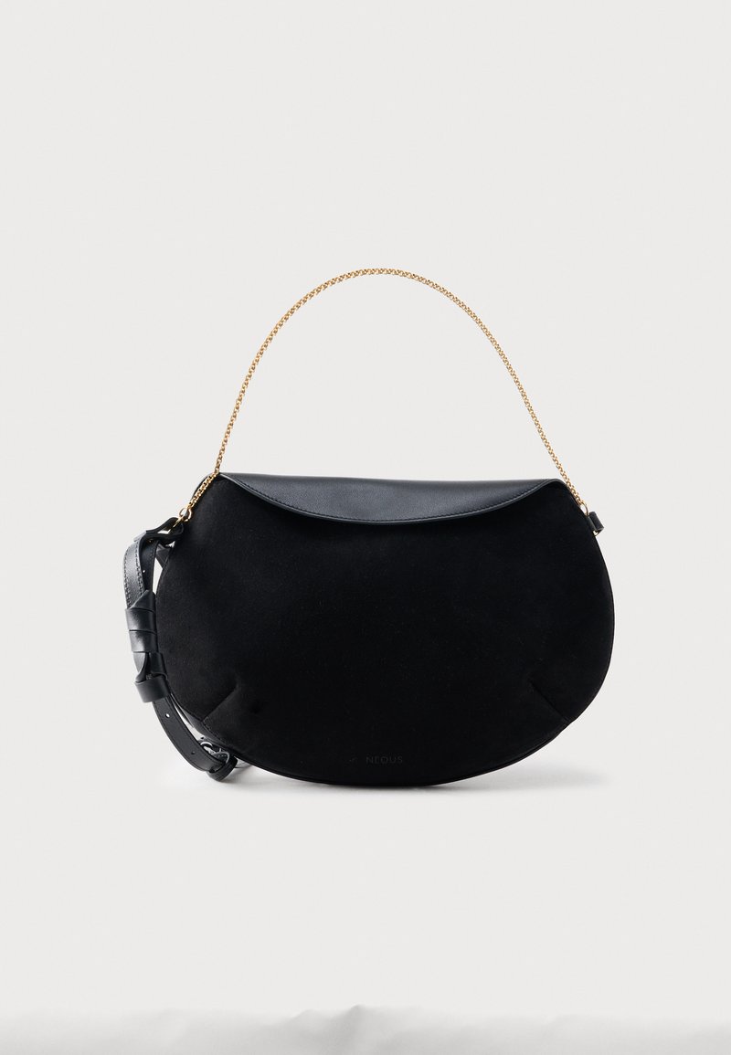 Μαύρη τσάντα σε σχήμα ημισέληνου με μαλακό δερμάτινο καπάκι, χρυσή αλυσίδα λαβή και ρυθμιζόμενο μαύρο δερμάτινο λουρί σε λευκό φόντο.