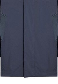 Giacca impermeabile blu navy con taglio dritto, dotata di due tasche laterali e una trama liscia e opaca. Nessuna ferramenta o motivo visibile.