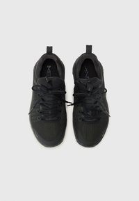 Scarpe sportive nere con tomaia in mesh texturizzato, punta rotonda, lacci piatti e doppie linguette di estrazione; suola in gomma per la trazione.