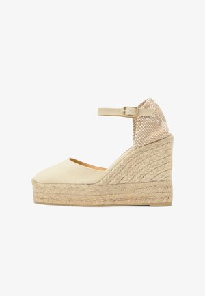 Espadrille compensée beige avec plateforme en jute tressé, bout fermé, bride de cheville avec boucle et contrefort de talon texturé dans des tons neutres.