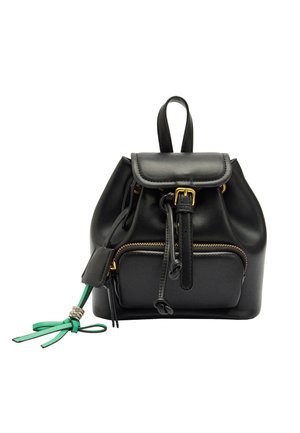 Czarny skórzany plecak z przednią kieszenią na zamek, regulowanymi paskami, zdobieniami w kolorze złotym oraz dekoracyjną zieloną wstążką.