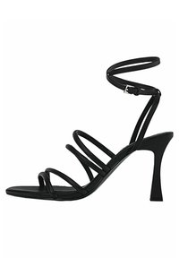 Zwarte sandalen met hoge hakken en meerdere slanke banden, voorzien van een enkelgesp. Heeft een elegante spitse neus en een taps toelopende hak.