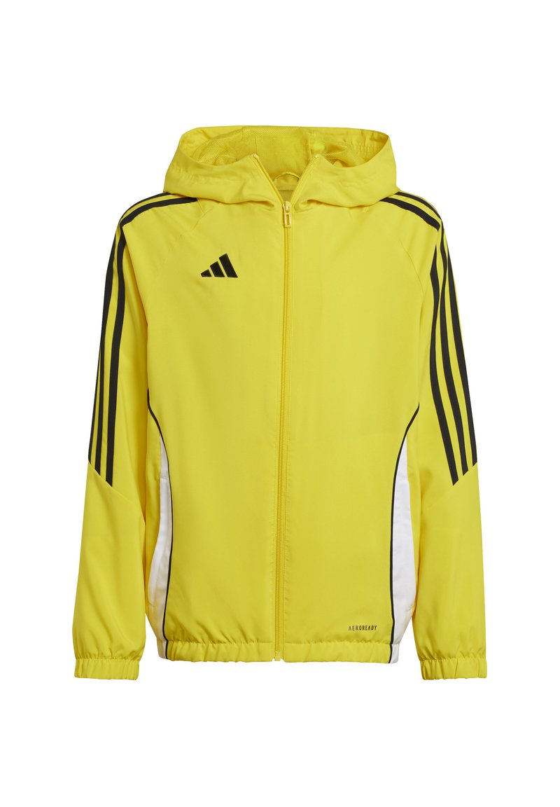 Giacca gialla con zip e cappuccio, con accenti neri a tre strisce sulle maniche, pannelli laterali bianchi e testo 'AEROREADY' lungo l'orlo.