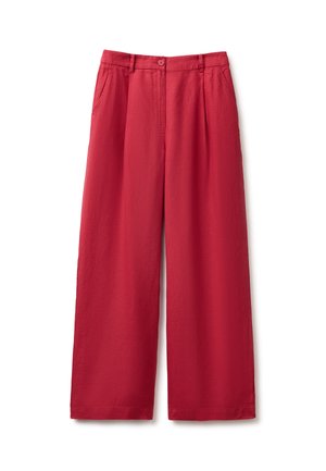 Pantalon rouge taille haute à jambes larges avec passants de ceinture, poches latérales, fermeture par boutons et plis sur le devant.
