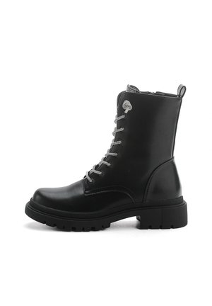 Bottines en cuir noir avec un bout rond, une semelle texturée, des lacets en argent et une fermeture éclair sur le côté. Présente un logo décoratif.