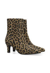 Botas de tobillo de estampado de leopardo en suave ante, con punta afilada y tacón de 2.5 pulgadas, con una textura suave y acentos en negro.