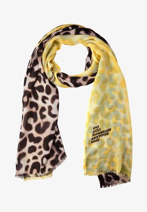 Écharpe légère avec motifs léopard marron et jaune et petits bords frangés, avec un texte noir partiellement visible sur le côté jaune.
