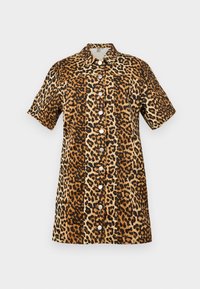 Lyhytnukkainen leopardikuosiselain, joka sisältää nappilistallisen etuosan, kauluksen ja kevyen, sileän kankaan.