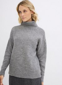Maglione grigio a maglia con collo alto, decorato con piccoli strass. Presenta una vestibilità comoda e polsini a costine.