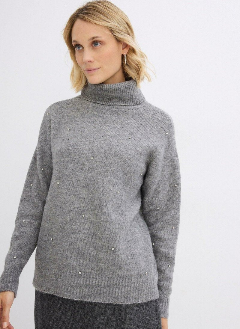 Maglione grigio a maglia con collo alto, decorato con piccoli strass. Presenta una vestibilità comoda e polsini a costine.