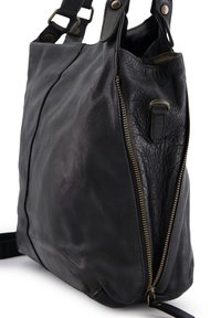 Schwarze Leder-Shopper-Tasche mit texturiertem Finish, ausgestattet mit einem diagonalen Reißverschluss und Messingdetails. Verstellbare Träger runden das Design ab.