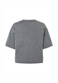 Grauer kurzärmeliger Strickpullover mit rundem Ausschnitt. Verfügt über gerippten Saum und Bündchen sowie einen kontrastierenden weißen Akzent an den Ärmelsäumen.