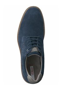Scarpa in suede blu marino con punta arrotondata, design con lacci, accenti in grigio chiaro a contrasto e soletta in gomma morbida. Suola in gomma con dettagli di cucitura.