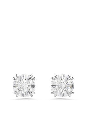 Pari pyöreästi leikattuja timanttikorvakoruja, jotka on asetettu kuusipiikkisiin valkometallisiin kiinnikkeisiin valkoisella taustalla.