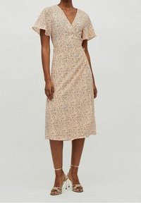 Vaaleanpunaisesta kankaasta tehty kukkakuvioinen kietaisumekko, jossa on lyhyet liehukevyiset hihat, V-kaula-aukko ja keskipitkä helma.