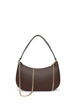 Borsa a spalla in pelle marrone scuro con parte superiore curva, tracolla a catena dorata e manico corto abbinato su sfondo bianco.