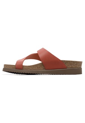 Sandali wedge in sughero con cinghie incrociate rosse, suola texturizzata e bordo liscio e arrotondato. La suola presenta un motivo a zigzag per una migliore aderenza.