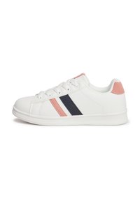 Sneakers bianchi con accenti a righe rosa e blu navy. Parte superiore in sintentico liscio, punta rotonda, suola piatta e occhielli per i lacci. Colletto imbottito morbido.