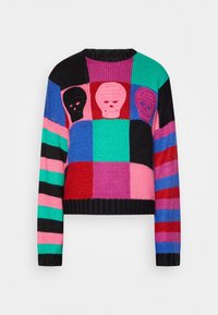 Maglione di lana colorato con un design a patchwork composto da quadrati multicolori e motivi di teschi nei toni di nero, rosa e verde.