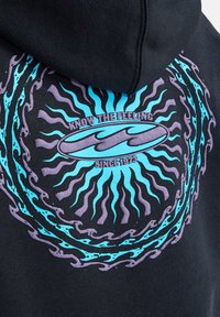 Czarna bluza z kapturem z niebiesko-fioletowymi falistymi promieniami okalającymi grafikę deski surfingowej i tekst "ZNASZ TO OD 1973 ROKU" na plecach.