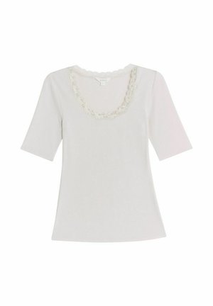 Witte geribde t-shirt met korte mouwen, voorzien van een geschulpte kantenn neckline. De stof lijkt zacht en soepel, met een getailleerd ontwerp.