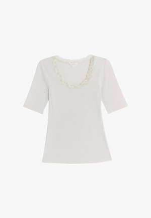 Witte geribde t-shirt met korte mouwen, voorzien van een geschulpte kantenn neckline. De stof lijkt zacht en soepel, met een getailleerd ontwerp.