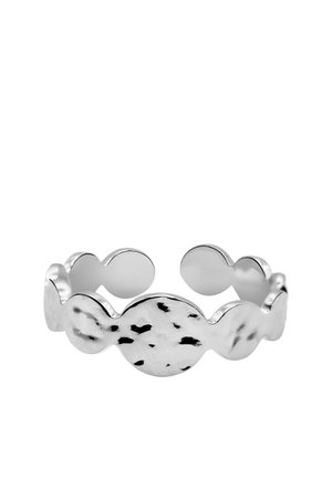 Silberfarbener offener Ring mit einem Muster aus unregelmäßigen runden Formen und einem zentralen, gesprenkelten, steinähnlichen ovalen Element.