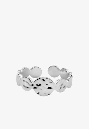 Anillo abierto con tono plateado con un patrón de formas redondas irregulares, que presenta una pieza oval central moteada similar a una piedra.