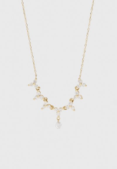 Goldene Halskette mit einem Kettendesign, das klare Edelsteine in einem geschwungenen Muster anordnet, mit einem größeren Tropfstein in der Mitte.