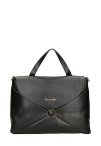 Borsa a tracolla nera in pelle con un design strutturato, caratterizzata da un accento in metallo circolare dorato e una chiusura a patta diagonale. Texture liscia.