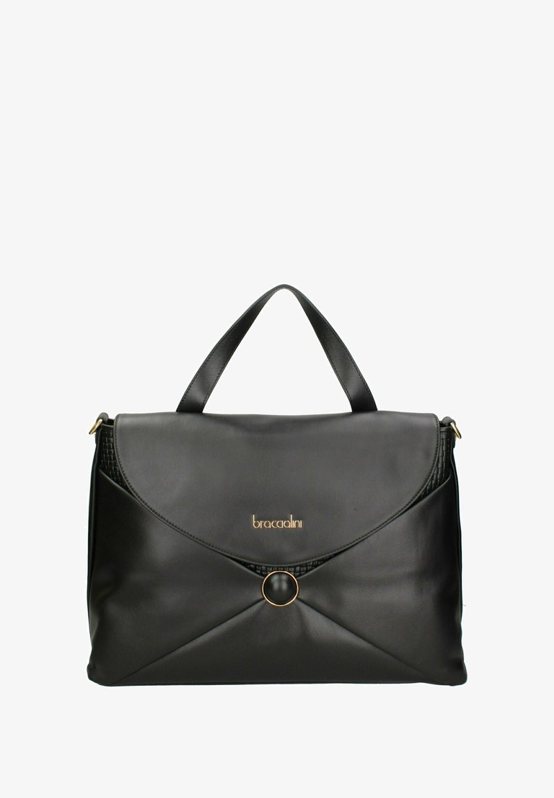 Borsa a tracolla nera in pelle con un design strutturato, caratterizzata da un accento in metallo circolare dorato e una chiusura a patta diagonale. Texture liscia.