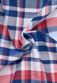 Tessuto in cotone a quadri con un motivo nei colori blu, rosso e bianco, caratterizzato da una consistenza morbida. Il design include strisce spesse e sottili alternate.