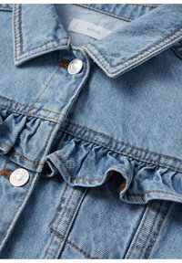 Světle modrá džínová košile s volánkovým lemováním, stříbrnými patentními knoflíky, kontrastním oranžovým prošitím a standardním límečkem.