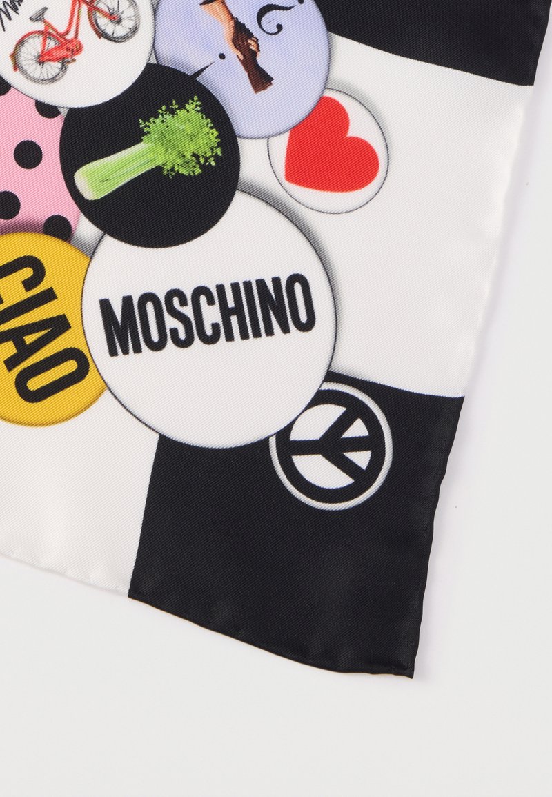 Seidenschal mit einem schwarz-weißen Design und bunten, runden Flecken, darunter Grafiken von einem Fahrrad, Brokkoli und dem Wort "MOSCHINO".