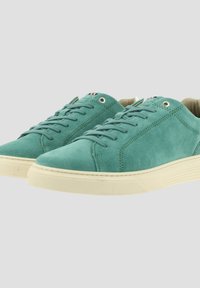 Cyaan leren sneakers met beige rubberen zolen. Kenmerken zijn onder andere bijpassende veters, metalen oogjes en subtiele stikdetails. Eenvoudig ontwerp.