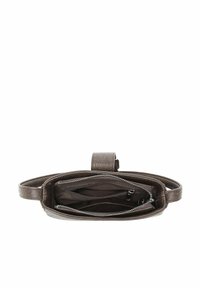 Geantă maro din piele cu o curea lungă, prevăzută cu închidere cu fermoar, mai multe compartimente interioare și o textură netedă.