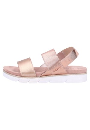 Sandalía de punta abierta en oro rosa con dos tiras anchas y una correa al tobillo, plantilla acolchada y suela blanca texturizada.