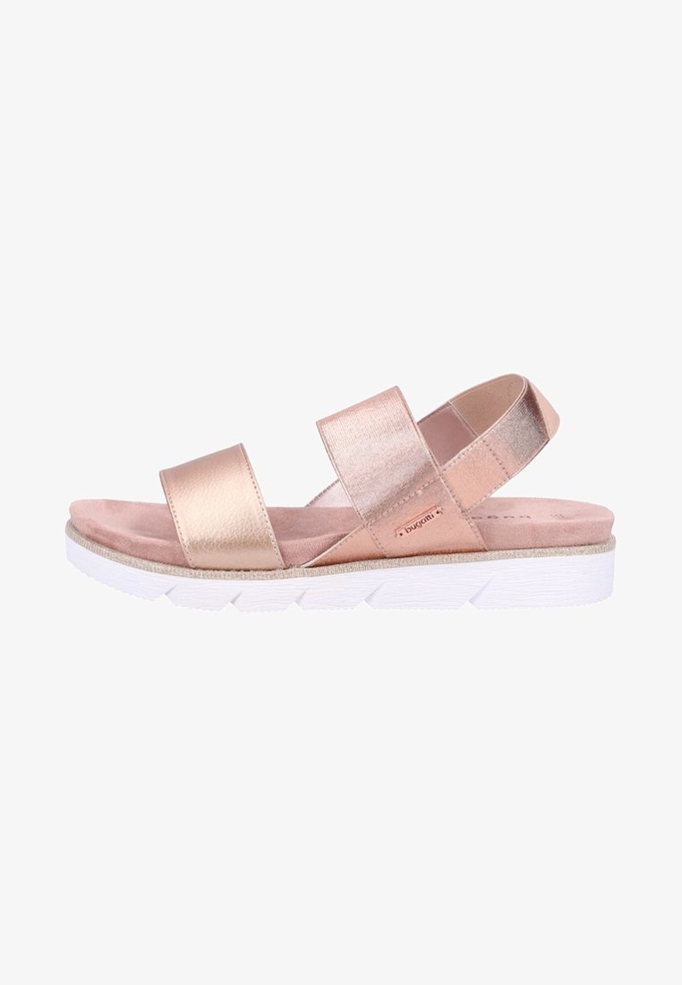 Sandale ouverte en or rose avec deux larges brides et une bride à la cheville, semelle intérieure rembourrée et semelle extérieure blanche texturée.