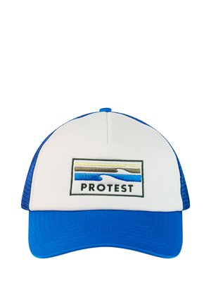 Witte en blauwe truckerpet met een rechthoekig logo waarop gestileerde golven en het woord "PROTEST" op het voorpaneel staan.