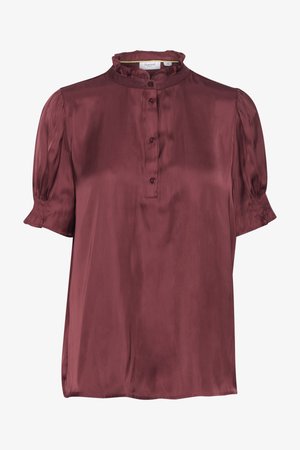 Bordeauxfarbige Bluse aus glattem Stoff, mit hohem, rüschiertem Ausschnitt, kurzen Ärmeln mit Raffungen und durchgehender Knopfleiste.