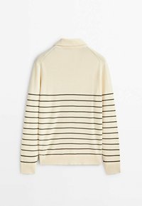Pull crème à manches longues avec col rabattu. Présente des rayures horizontales marron foncé sur le dos. Texture côtelée aux poignets et à l'ourlet.
