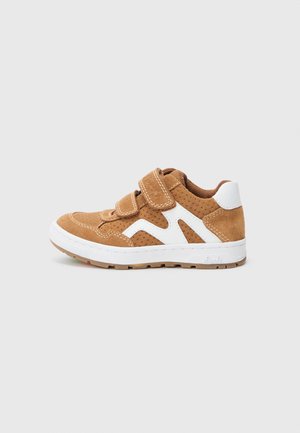 DOMINIK - Sneakers low - tan/white